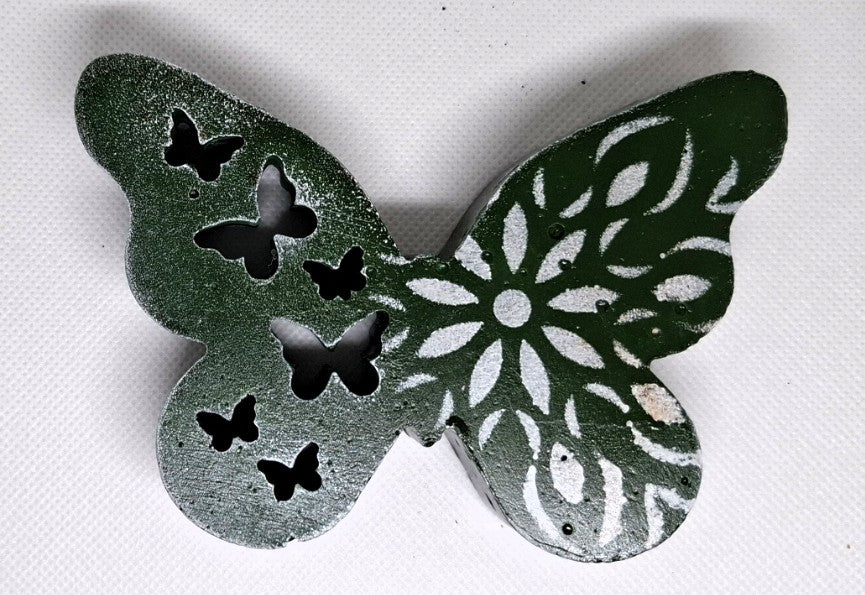 „Grüner Schmetterling mit Muster & Ausstanzungen“ – handgemacht & naturverbunden 🌿🦋✨