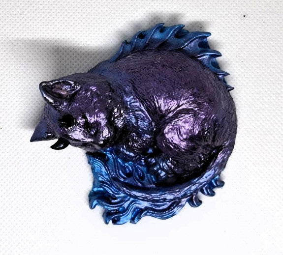 Betonfigur „Schlafende Katze in Lila-Blau“ – handgemacht & zauberhaft verträumt 🐱💜✨