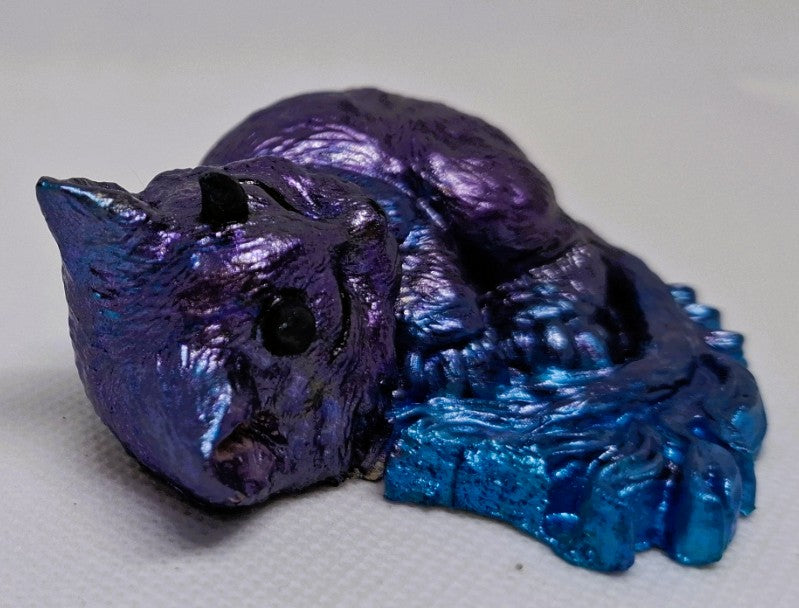 Betonfigur „Schlafende Katze in Lila-Blau“ – handgemacht & zauberhaft verträumt 🐱💜✨