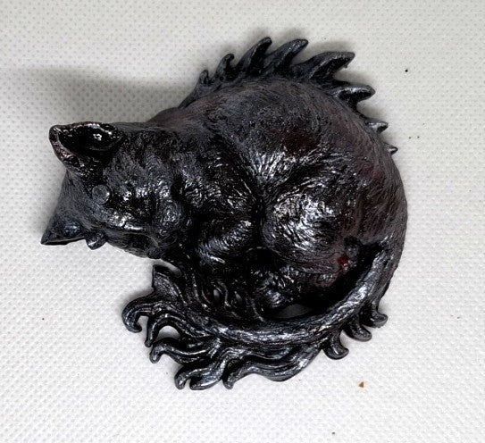 „Schlafende Katze in Schwarz“ – handgemacht, mystisch & verspielt 🖤🐱✨
