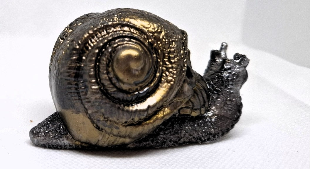 „Gold-Schwarzer Schneckenschädel“ – handgemacht, edel & geheimnisvoll 🖤✨🐌