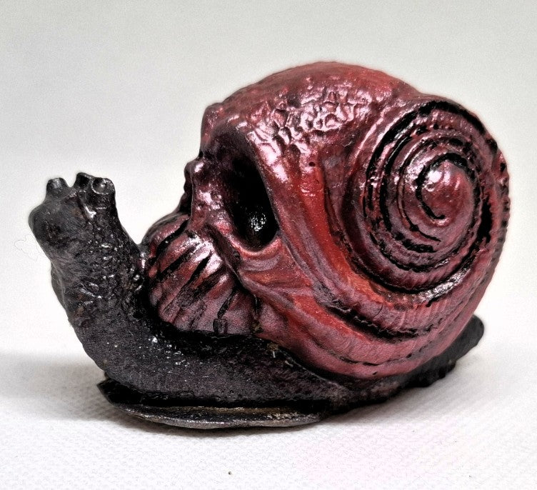 „Rot-Schwarzer Schneckenschädel“ – mystisch, robust & einzigartig ❤️🖤🐌💀