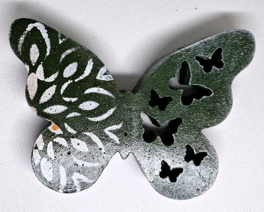 „Grüner Schmetterling mit Muster & Ausstanzungen“ – handgemacht & naturverbunden 🌿🦋✨