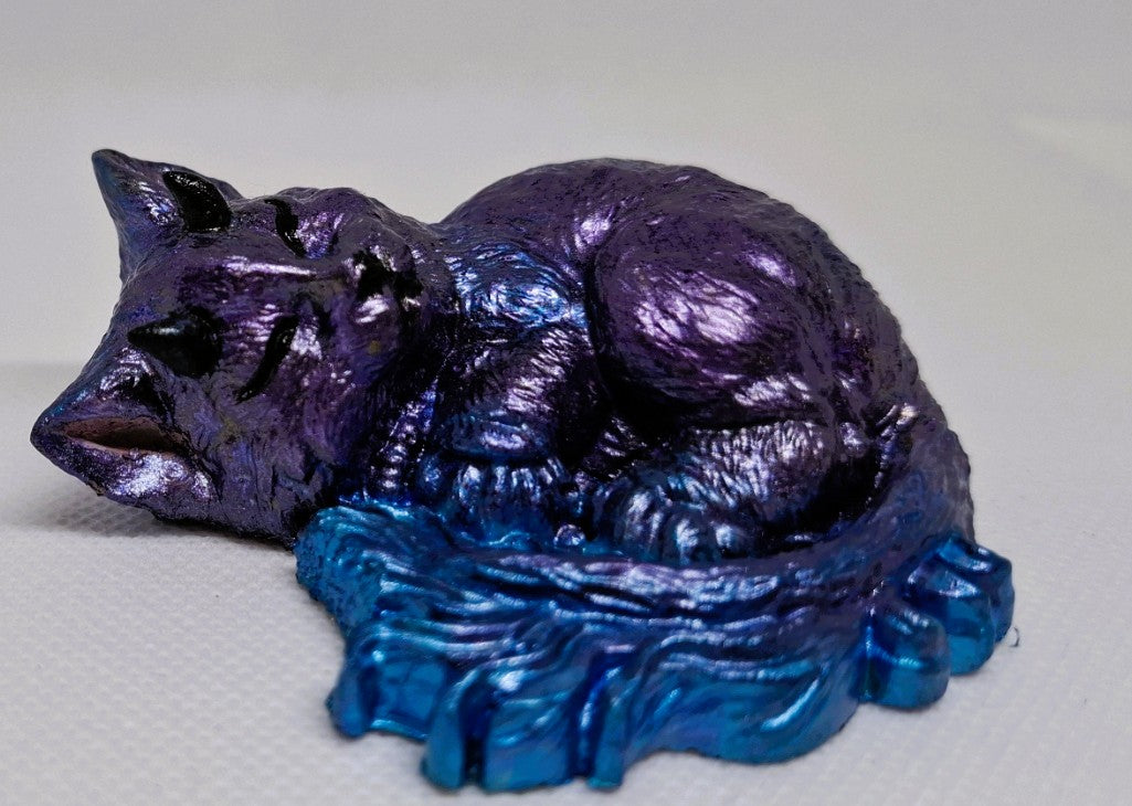 Betonfigur „Schlafende Katze in Lila-Blau“ – handgemacht & zauberhaft verträumt 🐱💜✨