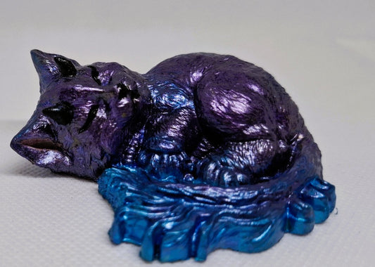 Betonfigur „Schlafende Katze in Lila-Blau“ – handgemacht & zauberhaft verträumt 🐱💜✨