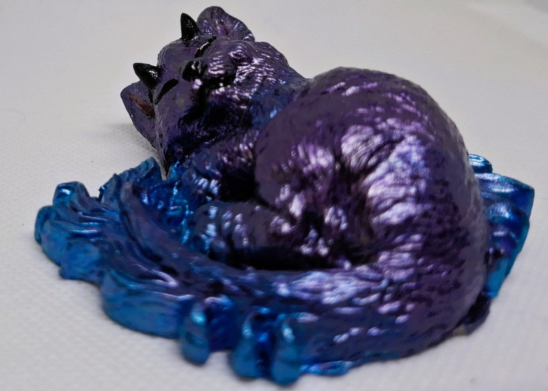 Betonfigur „Schlafende Katze in Lila-Blau“ – handgemacht & zauberhaft verträumt 🐱💜✨