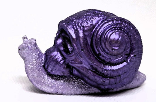 „Violetter Schneckenschädel“ – handgemacht, mystisch & außergewöhnlich 🐌💀✨