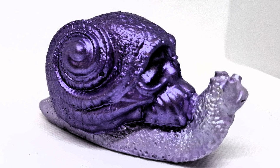 „Violetter Schneckenschädel“ – handgemacht, mystisch & außergewöhnlich 🐌💀✨